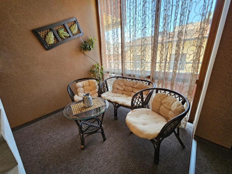 View (from property/room), Living room, Decorative detail, Seating area, Street view