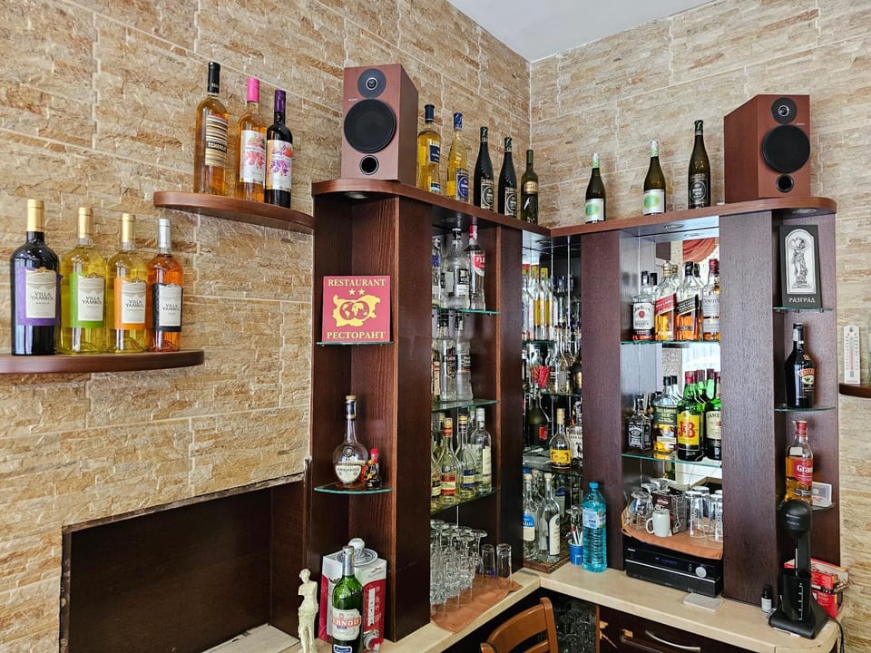 Restaurant/places to eat, Lounge or bar, Food and drinks, Drinks, Alcoholic drinks