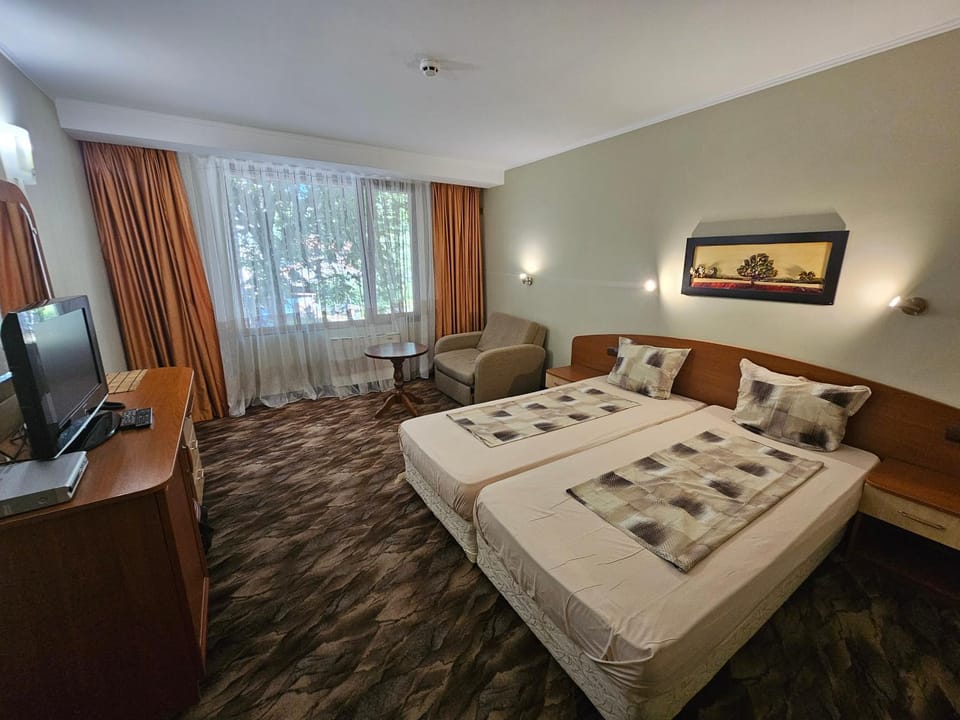 Communal lounge/ TV room, Bed, TV and multimedia, Photo of the whole room, Bedroom, hair dresser