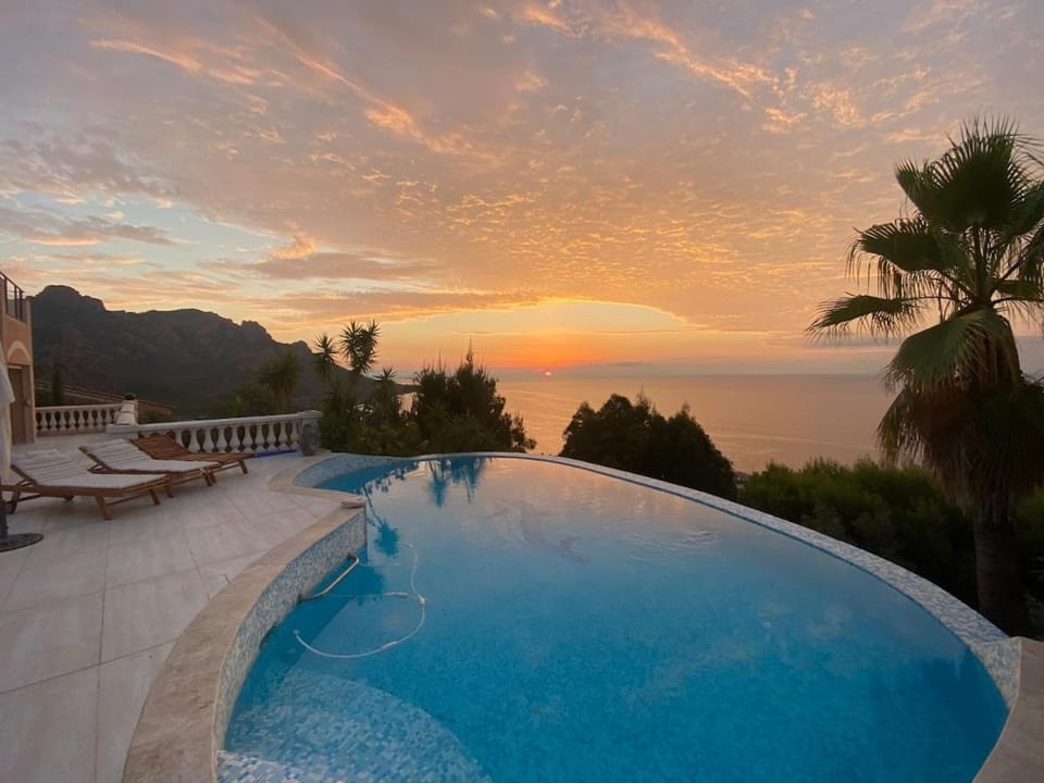 Luxueuse villa panoramique, vue imprenable sur la mer, piscine, 6 chambres à Anthéor Villa in Saint-Raphael