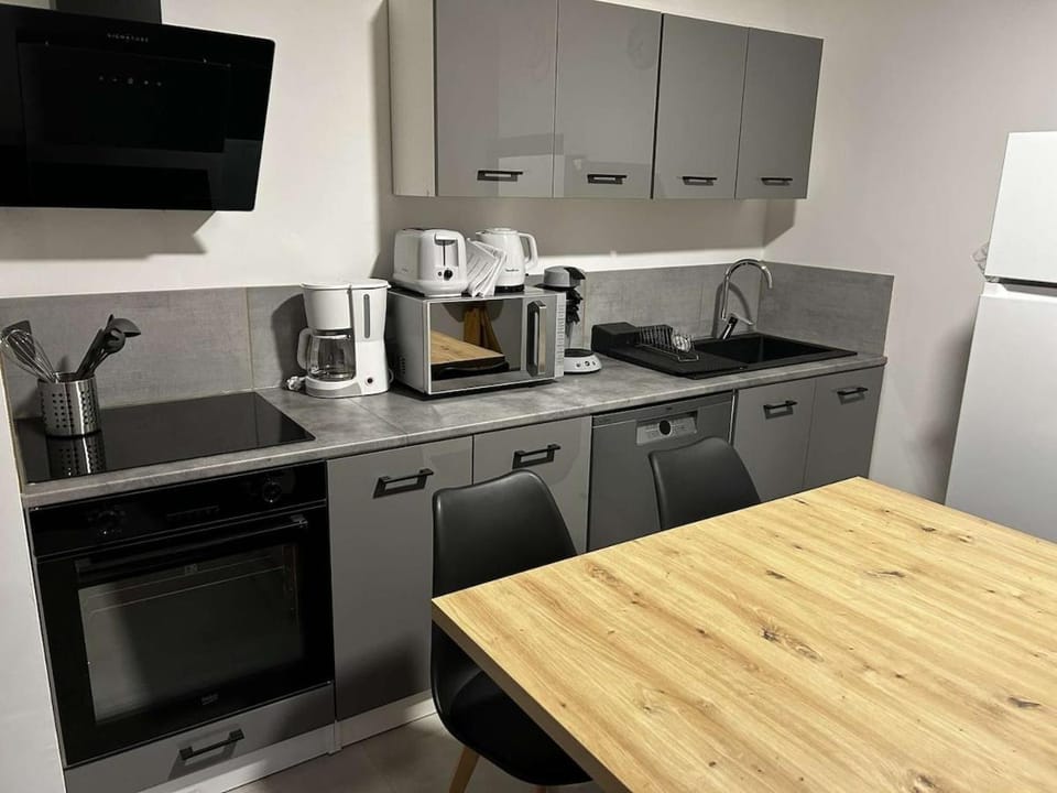 Kitchen or kitchenette, Dining area, dishwasher, oven, pet friendly, stove, toaster
