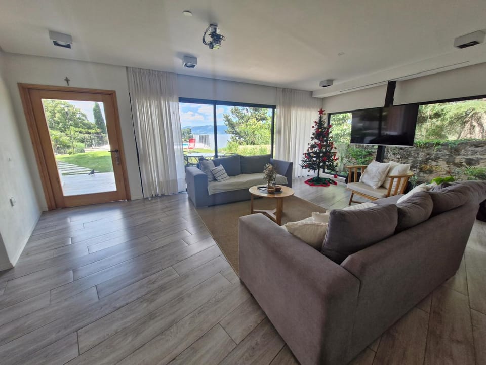 Hermosa Casa en Villa del Lago Carlos Paz Vista al lago, zona exclusiva y residencial House in Villa Carlos Paz