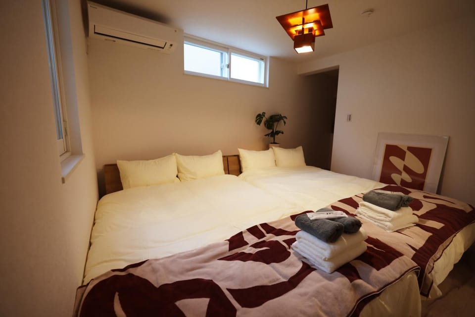 Bed, Bedroom, towels