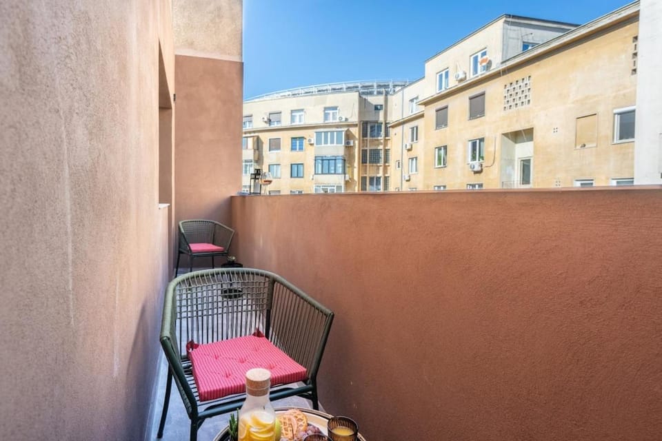 Sunny Studio - Charming Balcony - Romana Square Apartment in Bucharest