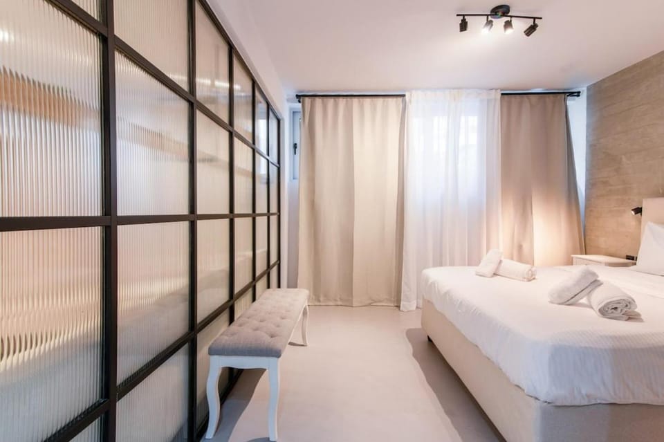 Katia's Central 3Bdr 3Bthr Aprt Apartment in Athens