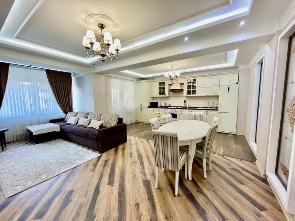 Kitchen or kitchenette, Living room, Seating area, Dining area, stove