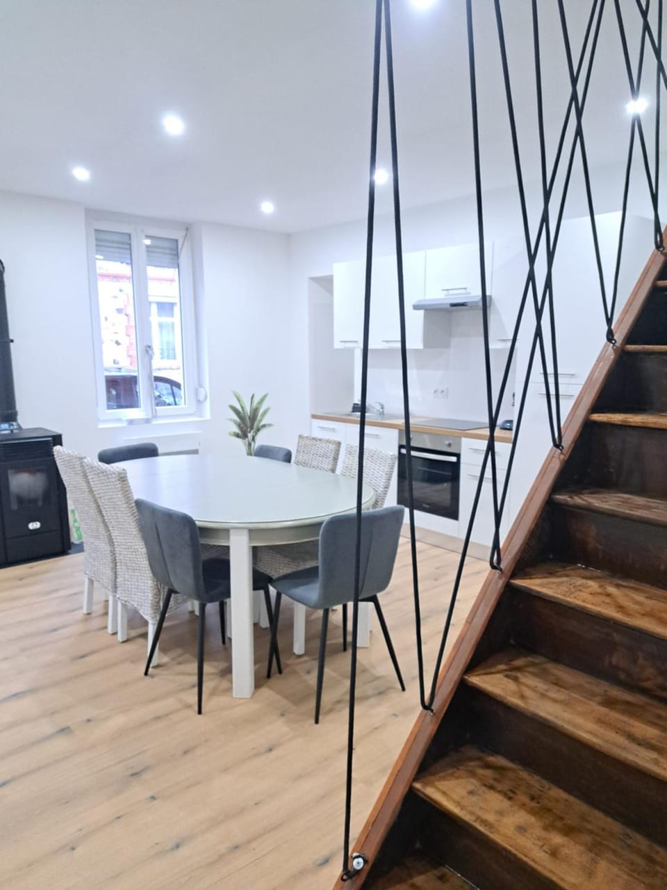 Kitchen or kitchenette, Dining area