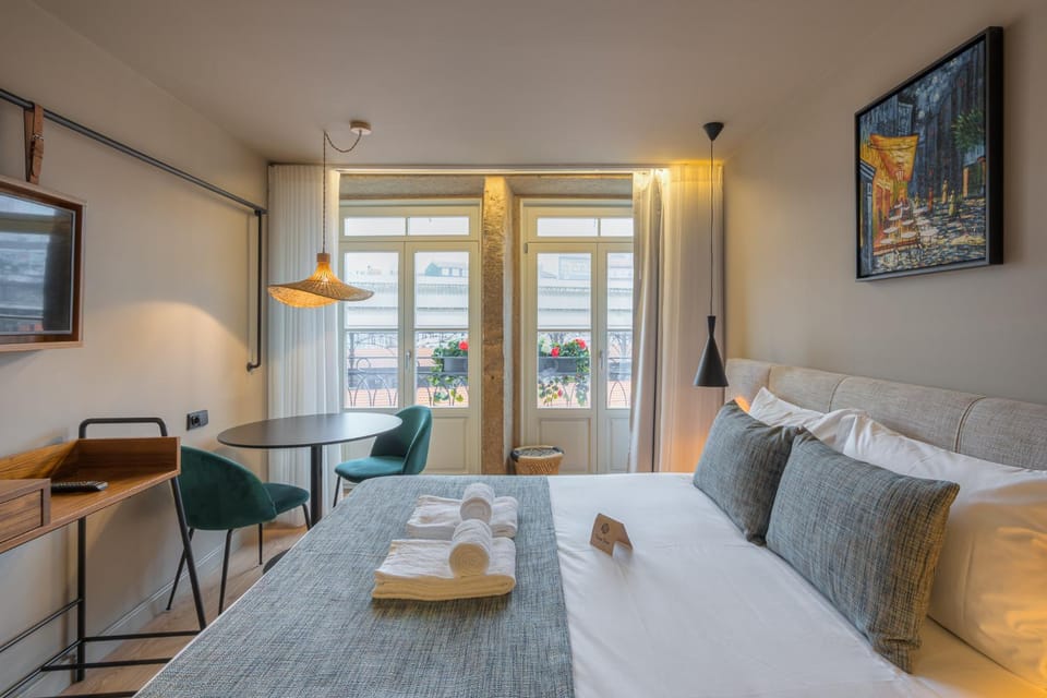 Bed, TV and multimedia, Balcony/Terrace, Seating area, Dining area, Bedroom, City view