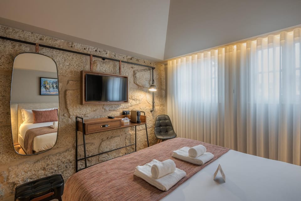 Bed, TV and multimedia, Bedroom