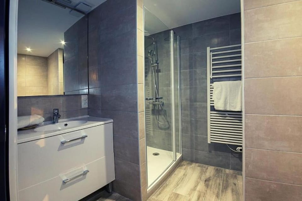 Le Clos de Tanvol - Parking privé GRATUIT- Terrasse Privée - Climatisation - Caravane Airstream Apartment in Bourgogne-Franche-Comté