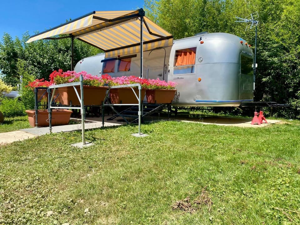Le Clos de Tanvol - Parking privé GRATUIT- Terrasse Privée - Climatisation - Caravane Airstream Apartment in Bourgogne-Franche-Comté