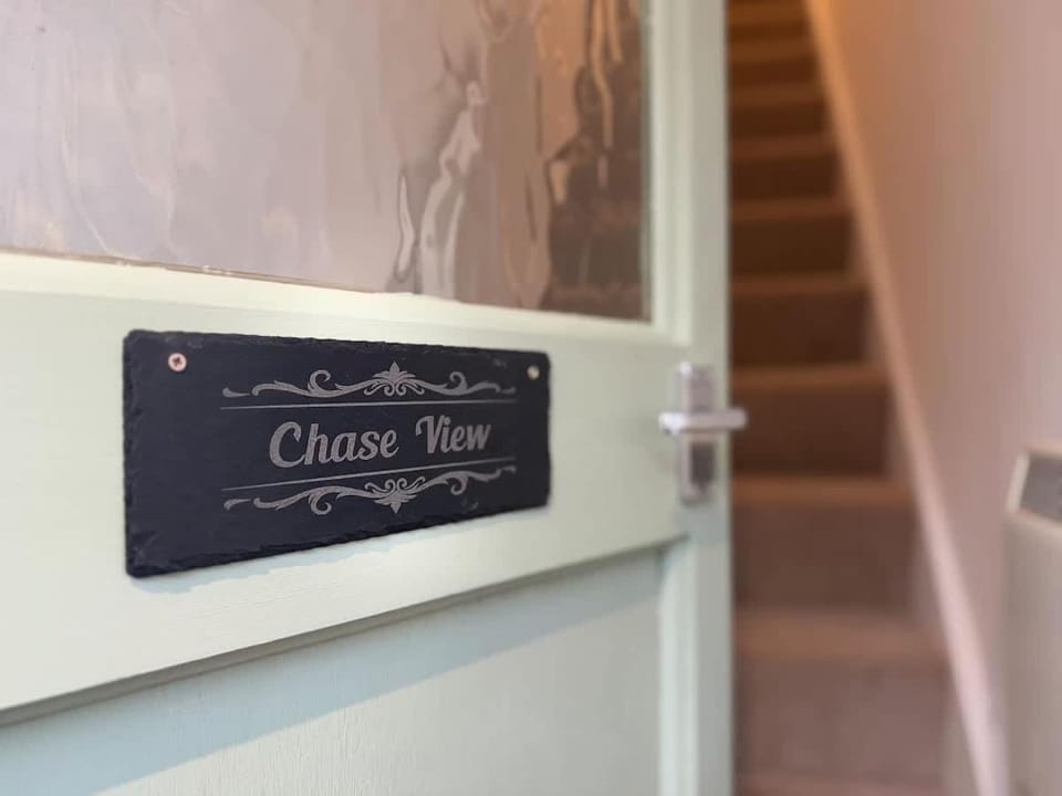 Chase View 1 Bed Sleeps 4 Parking WiFi Contractors Apartment in England