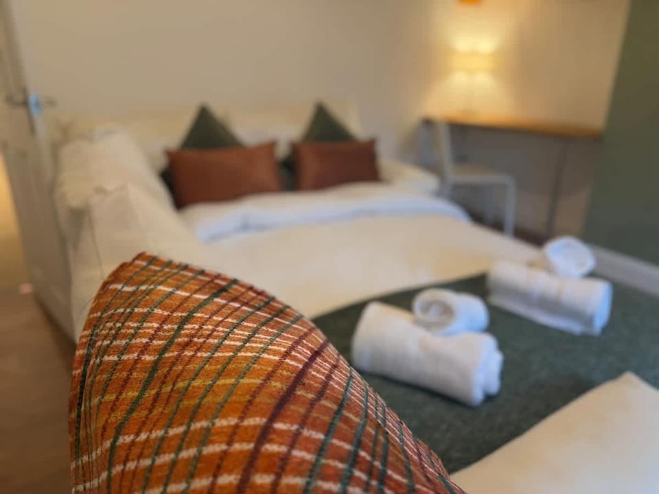 Chase View 1 Bed Sleeps 4 Parking WiFi Contractors Apartment in England