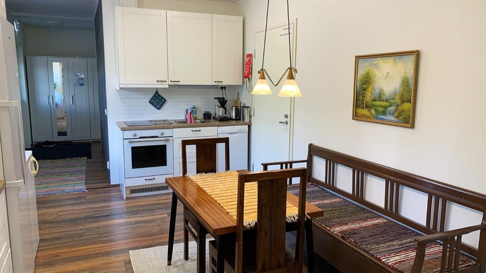 Kitchen or kitchenette, Dining area, stove