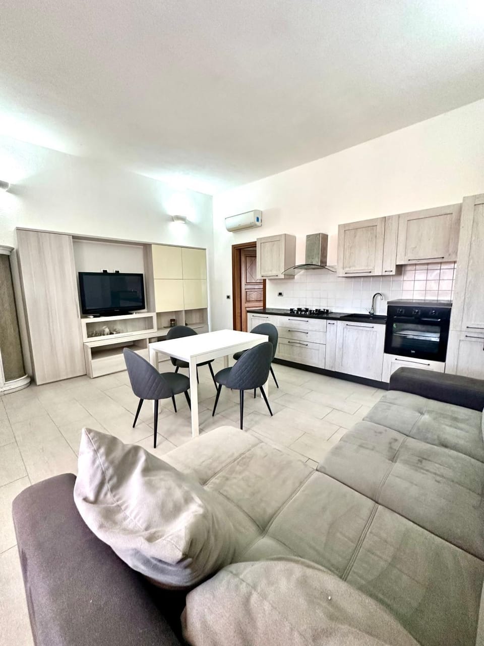 TV and multimedia, Kitchen or kitchenette, Living room, Seating area, Dining area, stove