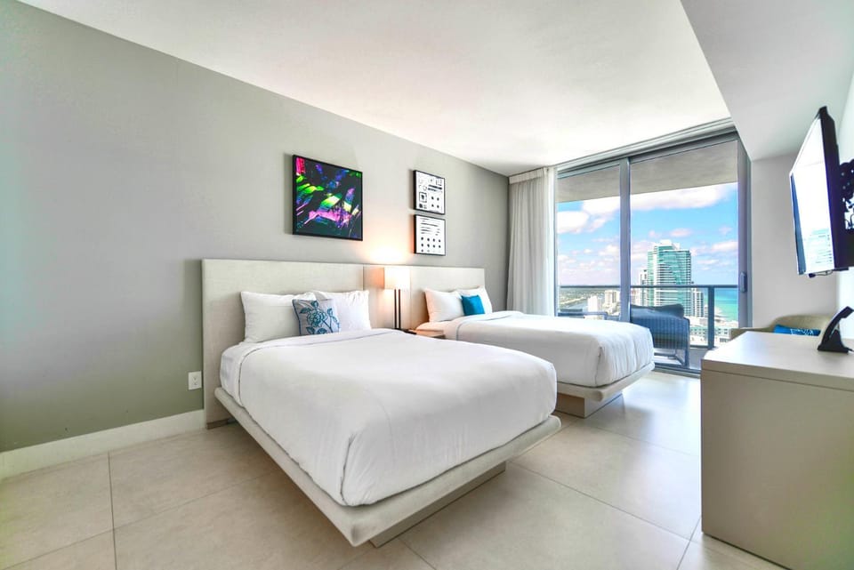 Bed, TV and multimedia, View (from property/room), Bedroom