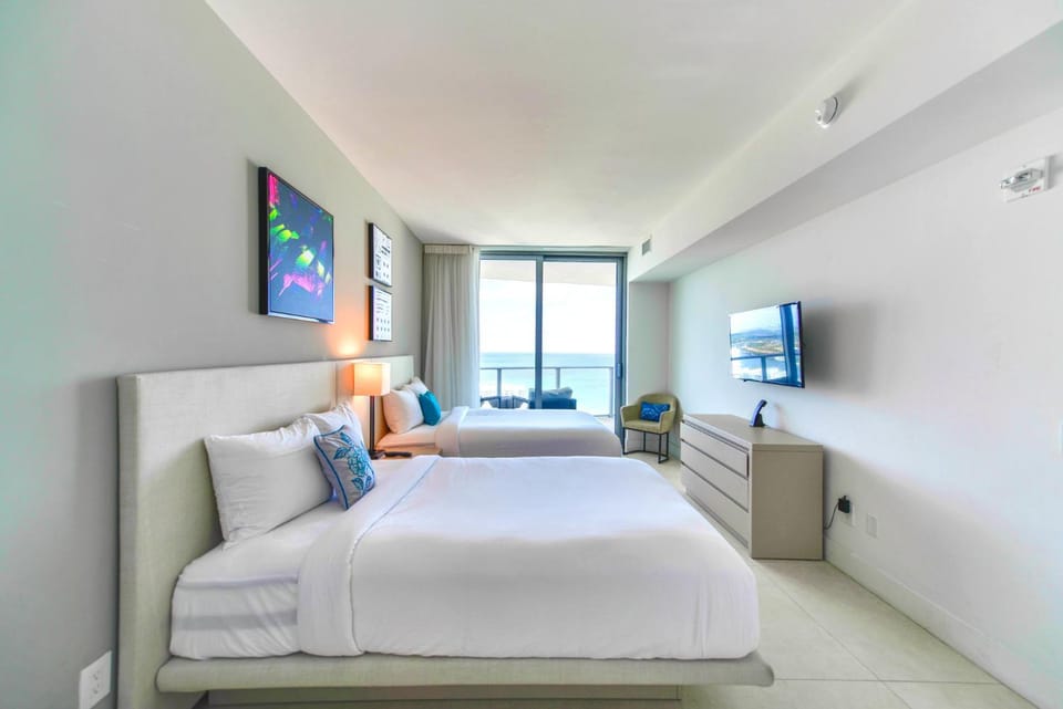 Bed, TV and multimedia, Seating area, Bedroom