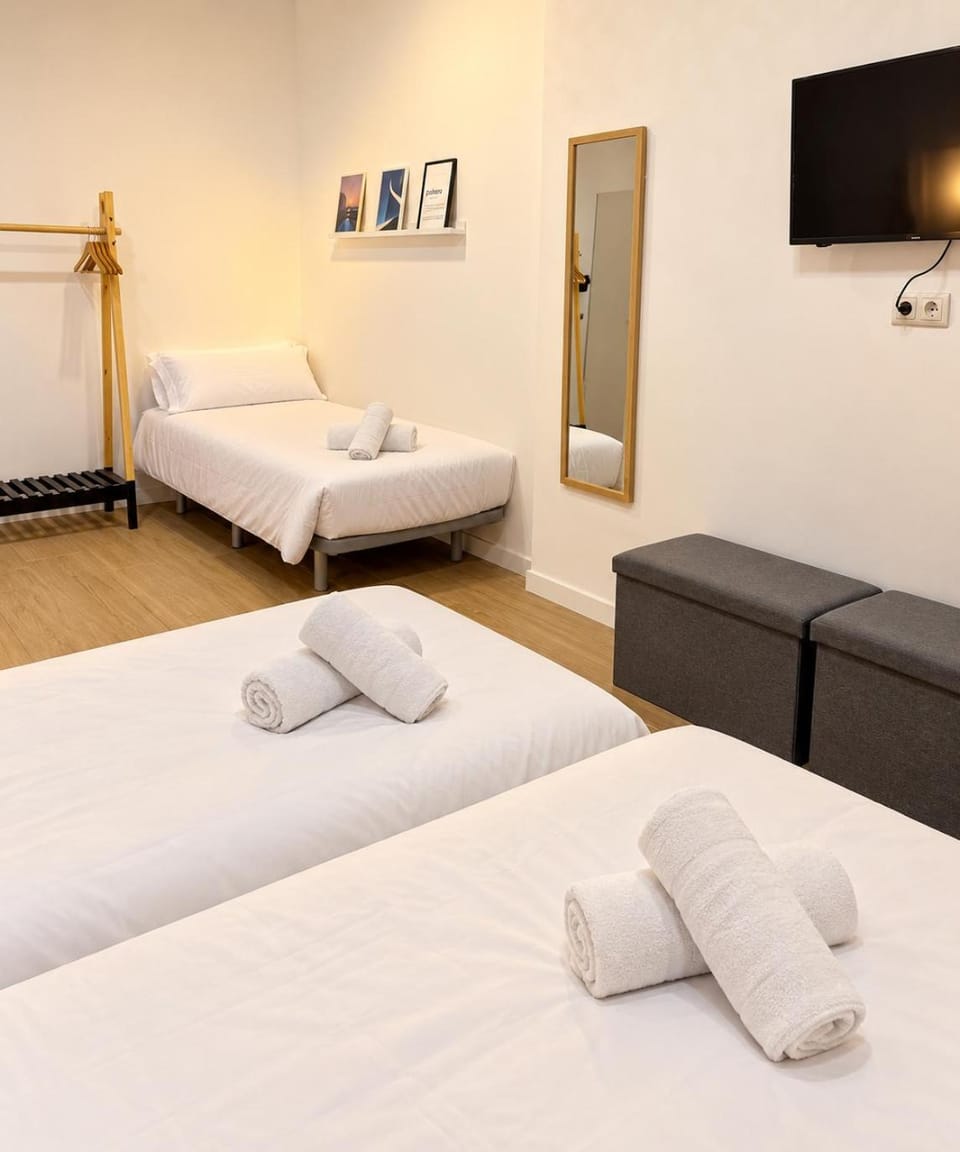 Bed, TV and multimedia, Photo of the whole room, Bedroom, towels