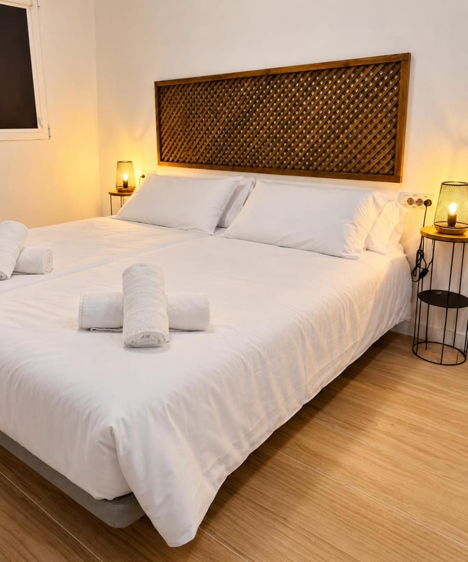 Bed, Bedroom, towels