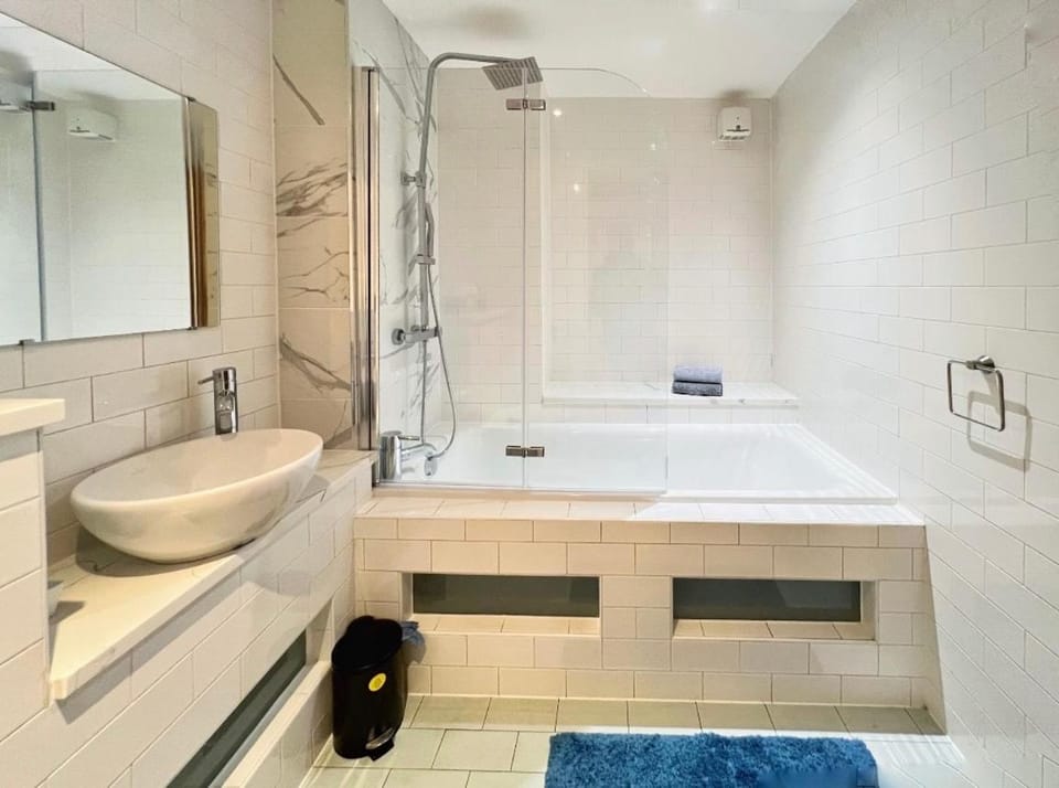 Shower, Toilet, Bathroom, Bath, towels