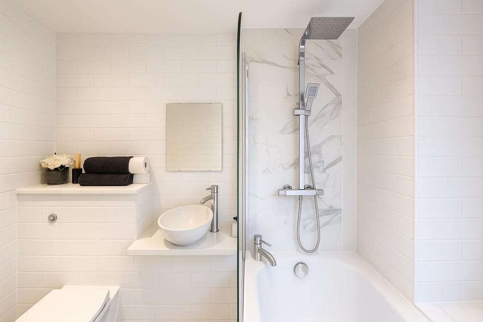 Shower, Toilet, towels