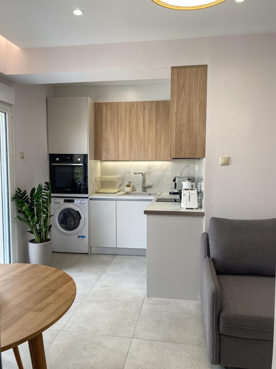 Coffee/tea facilities, Kitchen or kitchenette, Living room, Seating area, oven, stove, toaster, washing machine