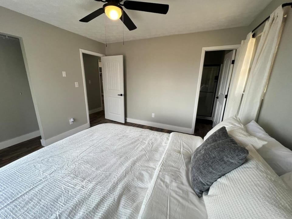 MidWay Mountain Views House in Asheville