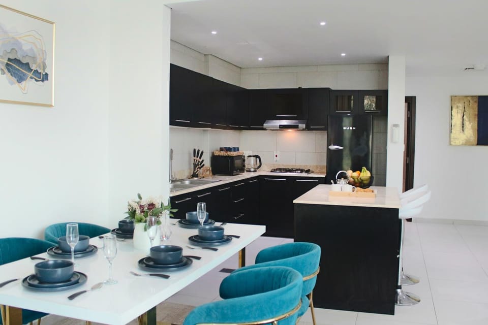 Coffee/tea facilities, Kitchen or kitchenette, Food and drinks, Dining area, Food, toaster