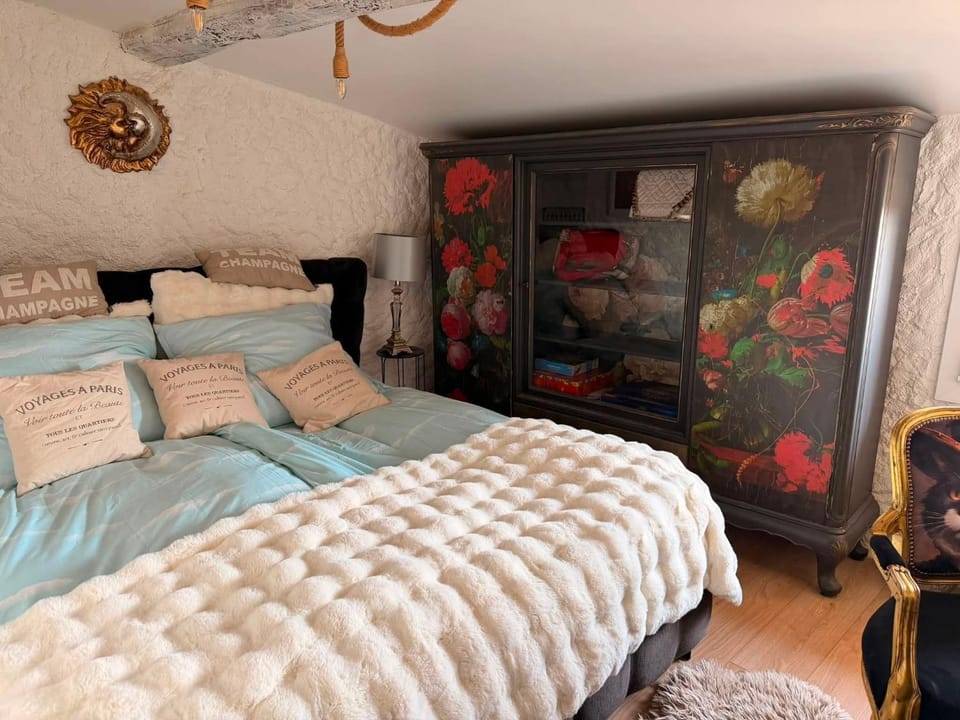 Bed, Photo of the whole room, Bedroom