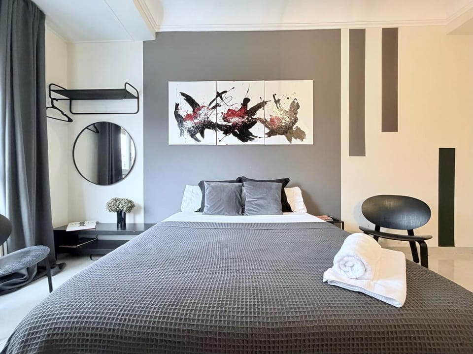 Bed, towels