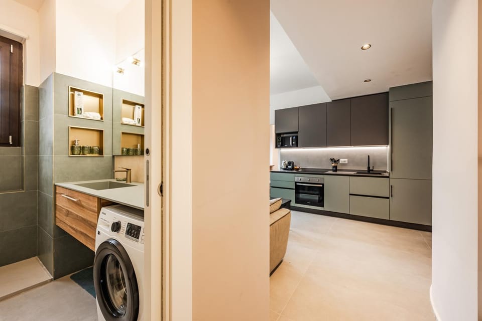 Kitchen or kitchenette, washing machine, dryer