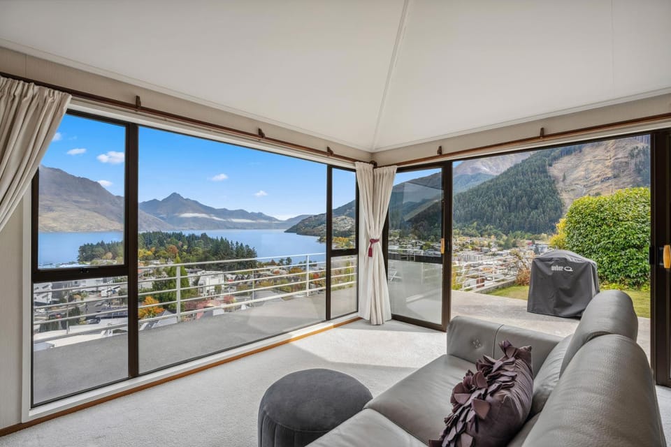 Remarkable View in Central Queenstown House in Queenstown