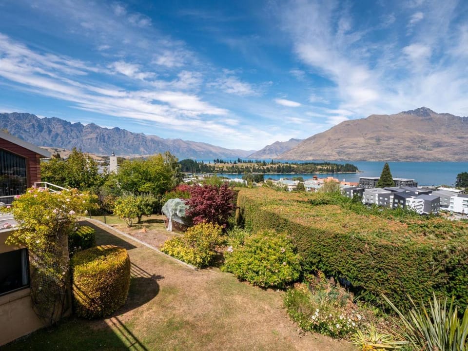 Remarkable View in Central Queenstown House in Queenstown
