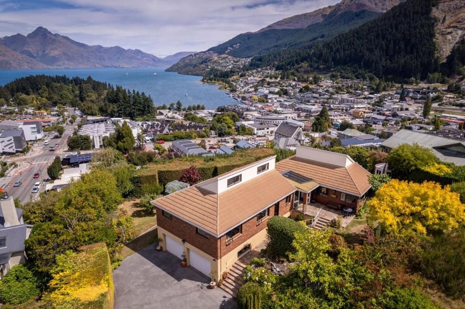 Property building, Day, Neighbourhood, Bird's eye view, City view, Lake view, Mountain view, Location