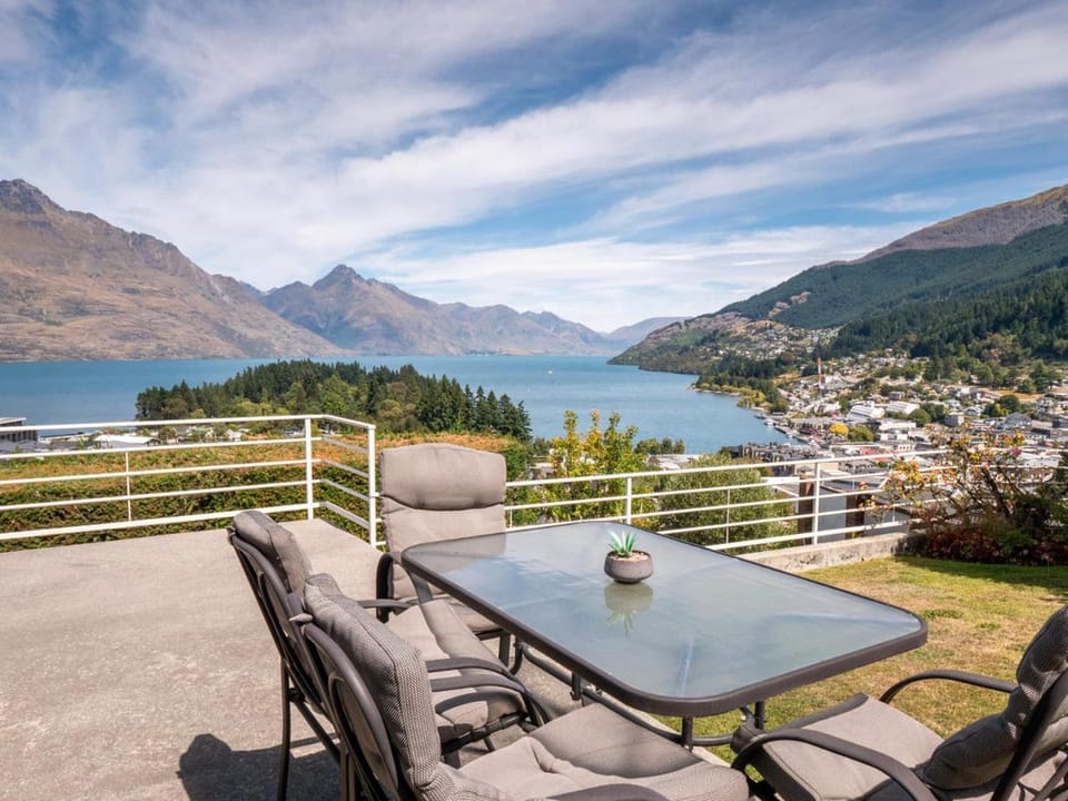 Remarkable View in Central Queenstown House in Queenstown