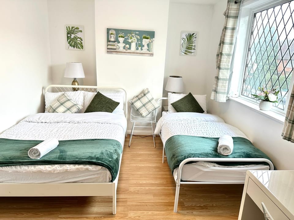 Bed, Bedroom, towels, towels