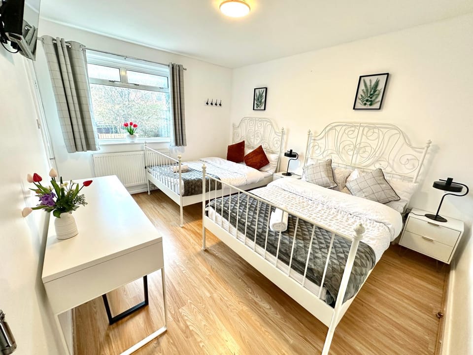 Communal lounge/ TV room, Bed, TV and multimedia, Bedroom, towels, towels