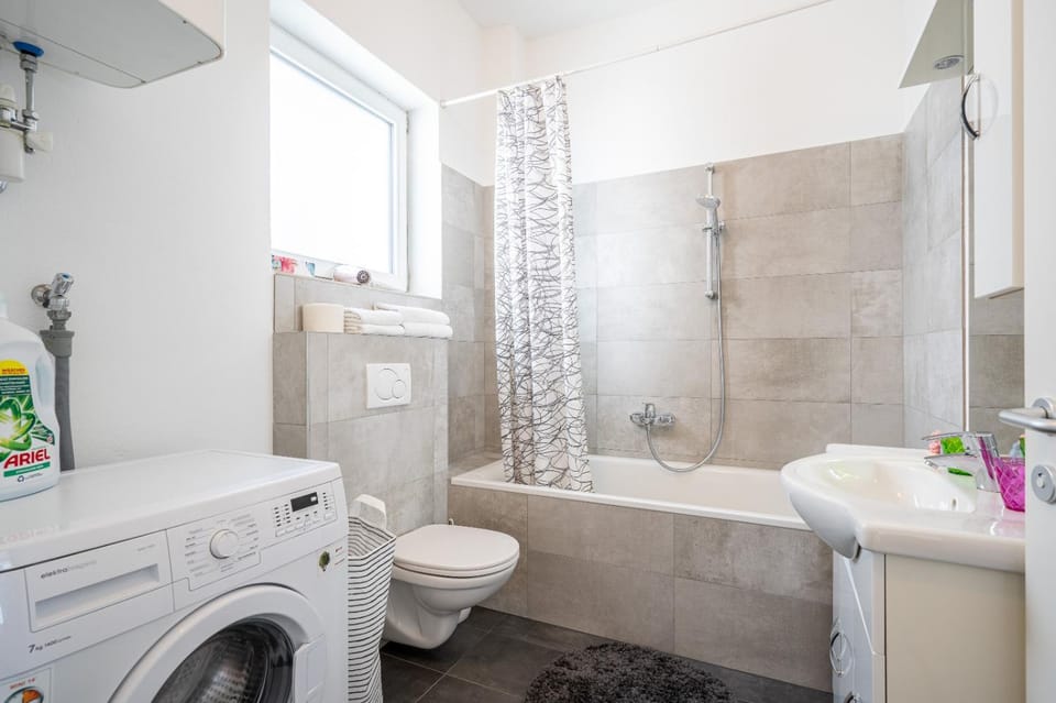 Bathroom, Bath, laundry, washing machine