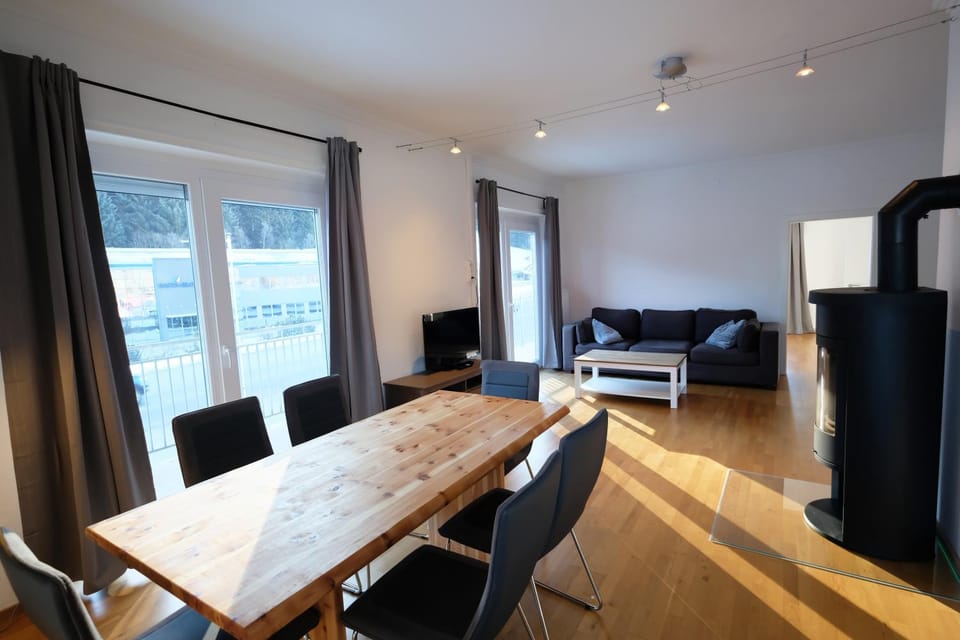 TV and multimedia, Living room, Seating area, Dining area