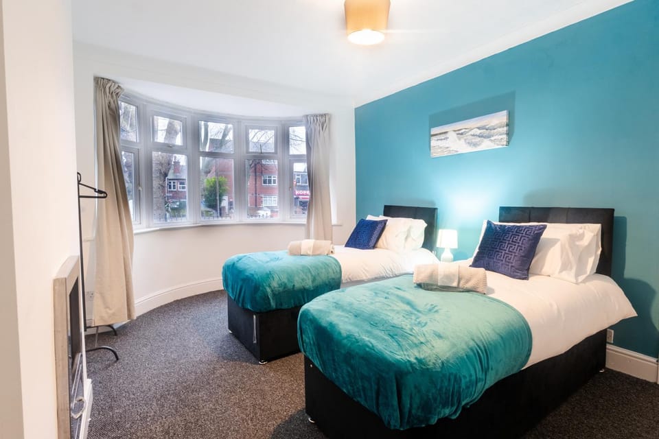 Spacious 4 Bed for Large groups and Contractors - Sleeps 7 House in Leicester