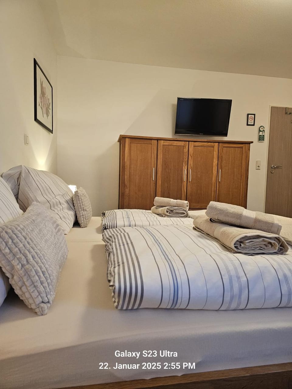 Bed, TV and multimedia, Bedroom, towels, wardrobe