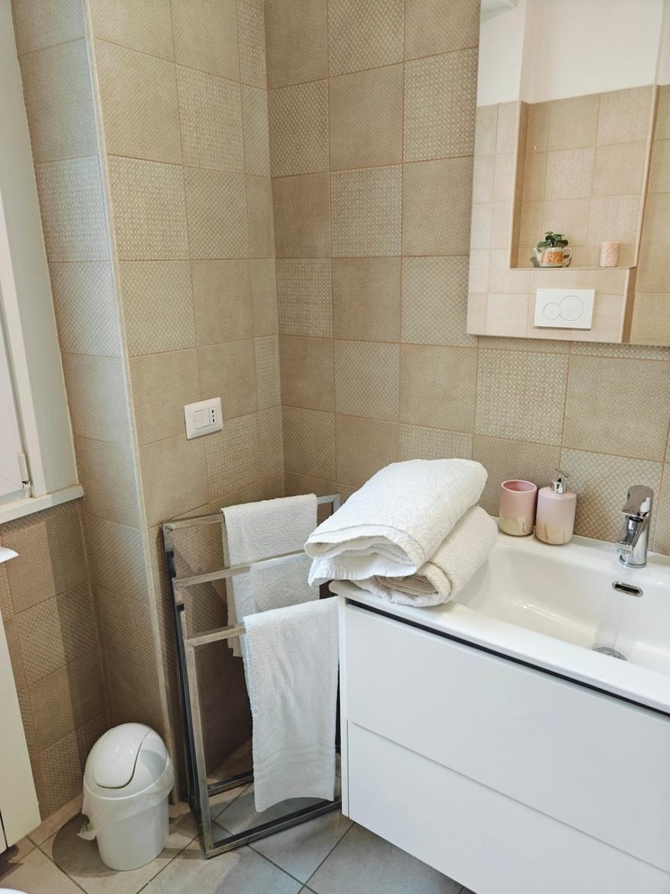 Toilet, Bathroom, towels