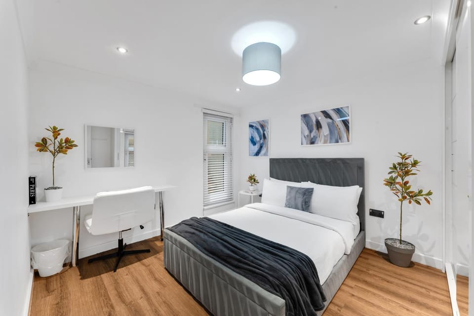 Bed, Photo of the whole room, Bedroom