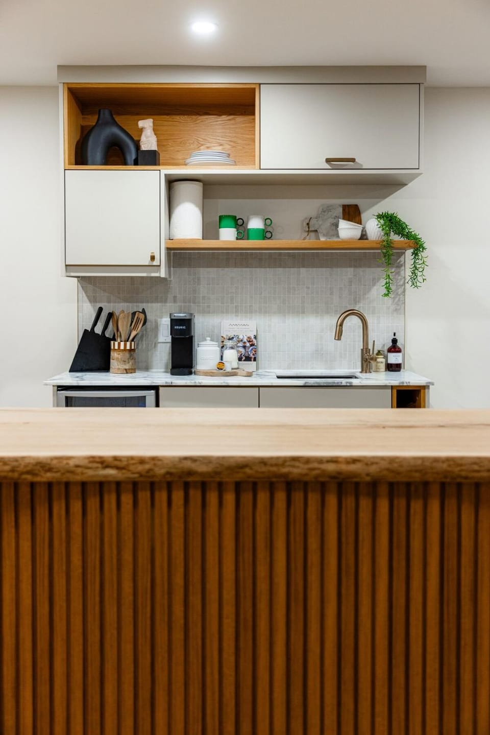 Kitchen or kitchenette, minibar