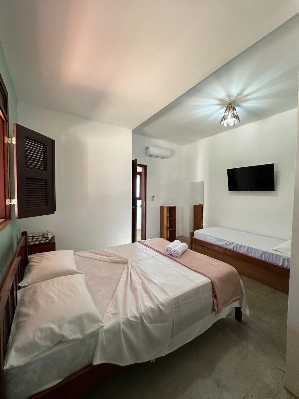 Bed, TV and multimedia, Photo of the whole room, Bedroom