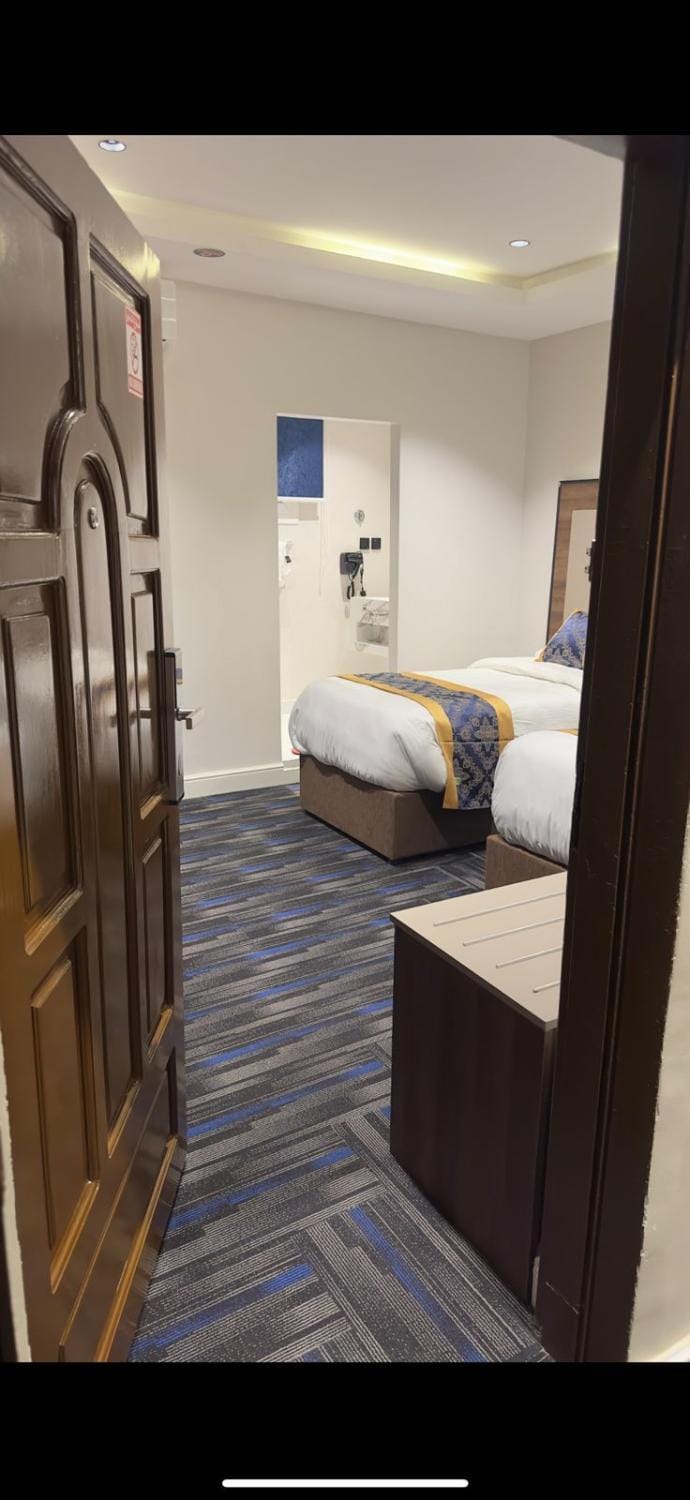 Shower, Toilet, Bed, Seating area, bidet, furniture, locker, room service, safe, towels, VIP, air conditioner