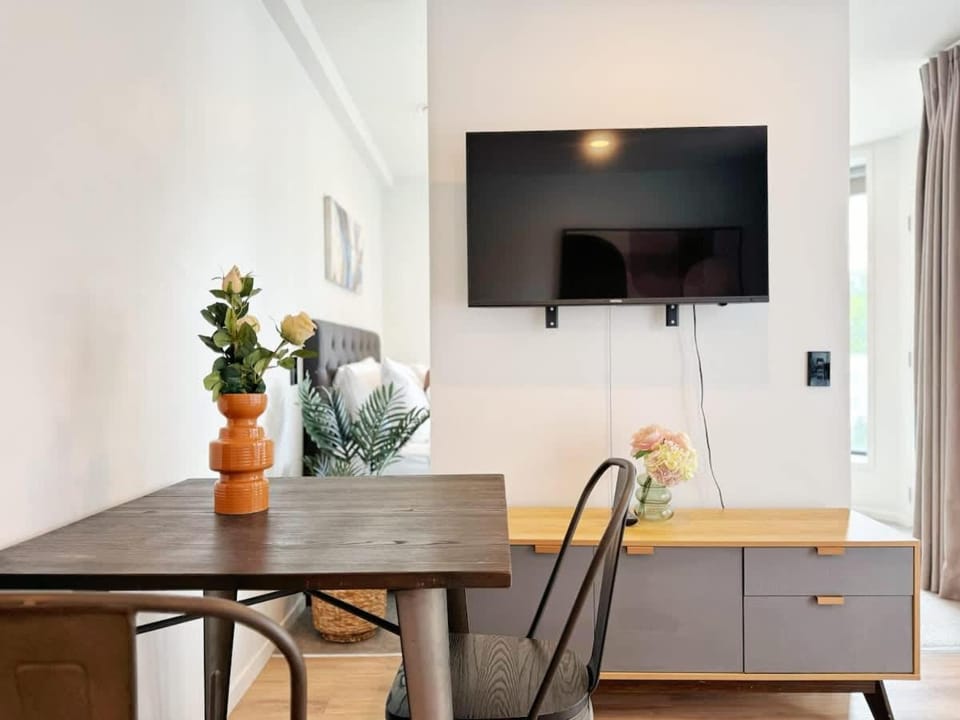 One-Bed Urban Escape with Pool Gym & Sauna Apartment in Auckland