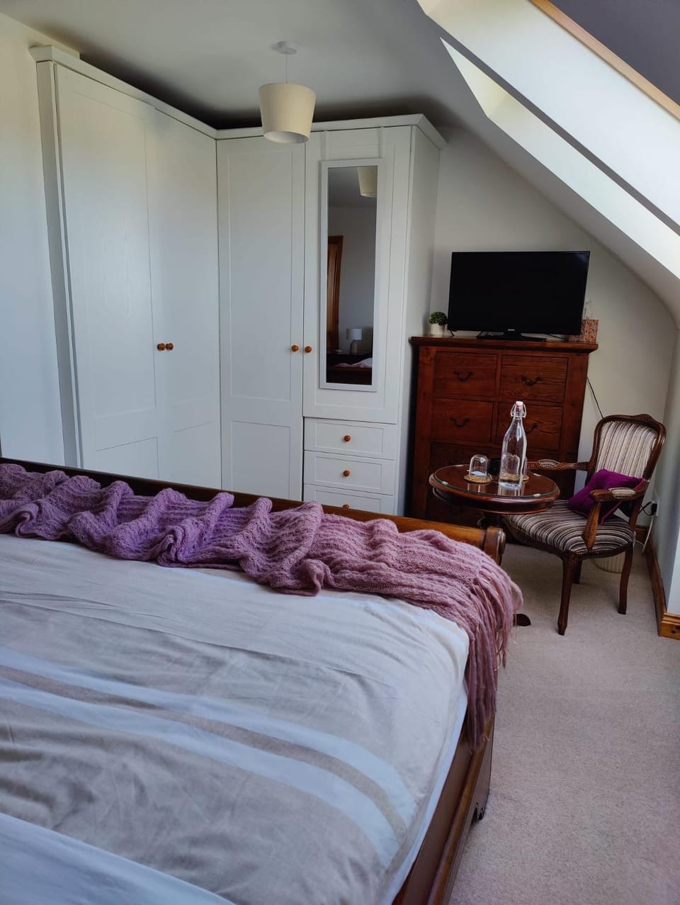 Bed, TV and multimedia, Seating area, Bedroom