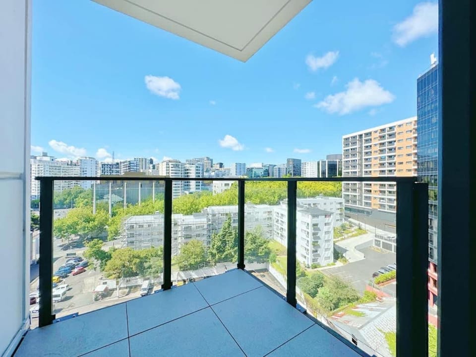 Vibrant Central 1B Studio vs Pool Gym Sauna Apartment in Auckland