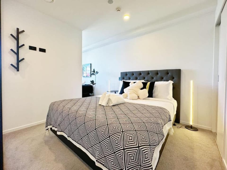 Vibrant Central 1B Studio vs Pool Gym Sauna Apartment in Auckland